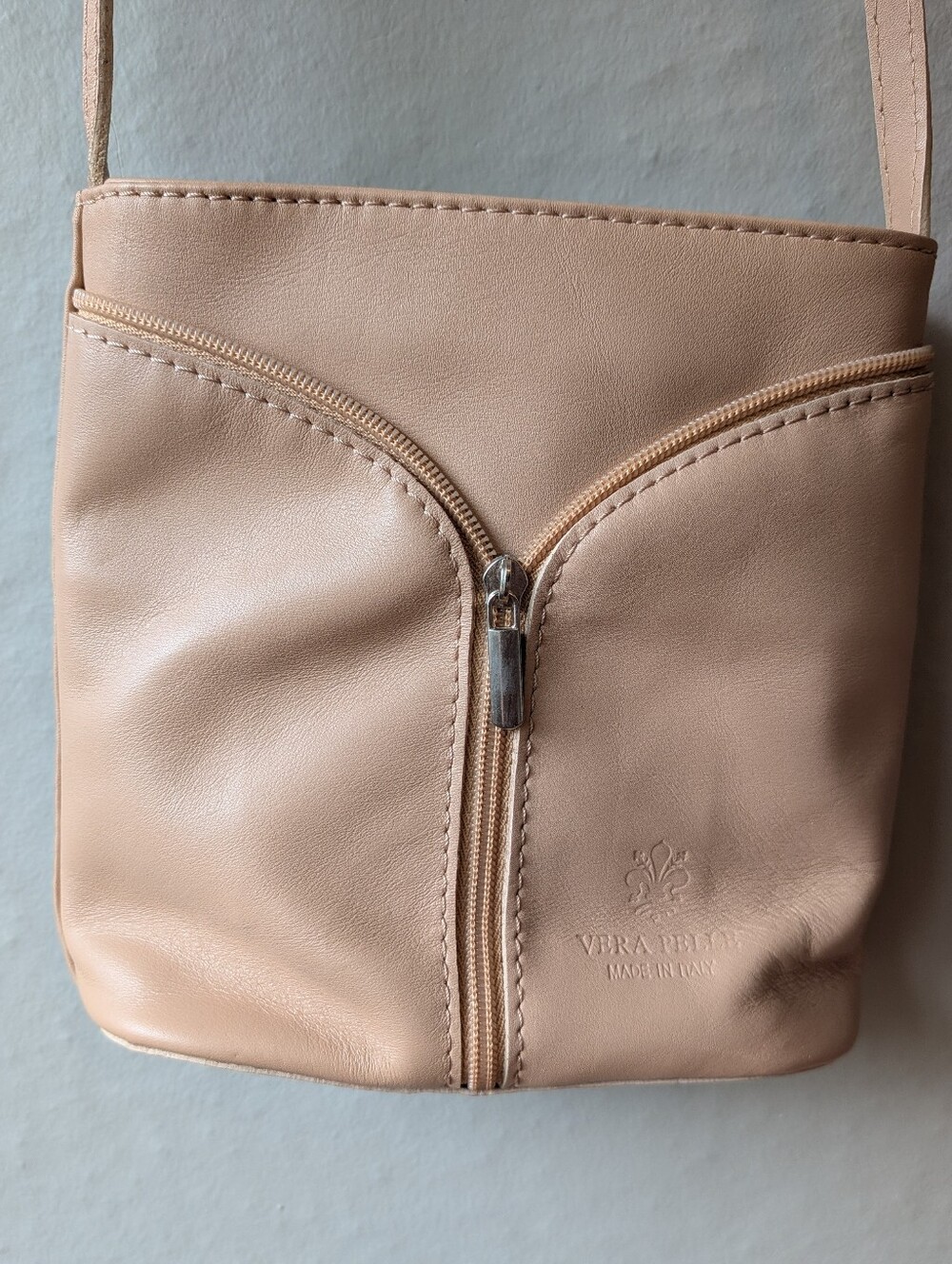 Vera Pelle Nude/Tan Leather Crossbody Bag with Front Zip
